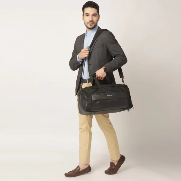 wanderer expandable duffel bag, USB charging port, RFID-protected front pockets, can be hanged inside any wardrobe or closet, black